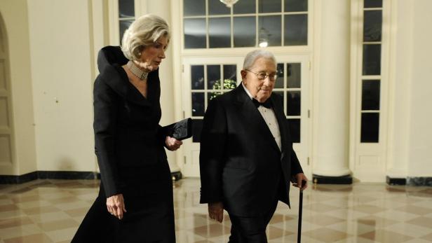 Former U.S. Secretary of State Henry Kissinger arrives with his wife Nancy for the state dinner hosted by U.S. President Barack Obama and first lady Michelle Obama for President of China Hu Jintao at the White House in Washington, January 19, 2011. REUTERS/Jonathan Ernst (UNITED STATES - Tags: POLITICS)