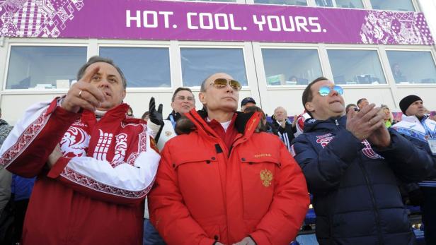 Wladimir Putin und Dmitri Medwedew bei einer Sportveranstaltung in Sotschi.