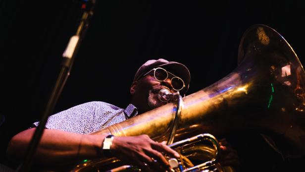 Tuba-Player Jon Sass im Kunsthaus Nexus mit einem Mix aus Jazz-Funk, Soul, R&amp;amp;B und Hip Hop