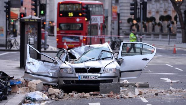 Tödlicher Orkan in London: Eine Frau wurde in der Innenstadt von herabstürzenden Gebäudeteilen erschlagen, die auf ihr Auto fielen.