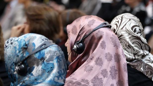 Turkish women attend a ceremony to commemorate the 50th anniversary of the signing of the German-Turkish labour agreement in Berlin November 2, 2011. Turkish Prime Minister Tayyip Erdogan has accused Germany in a newspaper interview of letting Turkey down by not doing more to support its European Union membership bid and failing to recognise Turks&#039; efforts to integrate in German society. REUTERS/Fabrizio Bensch (GERMANY - Tags: POLITICS)