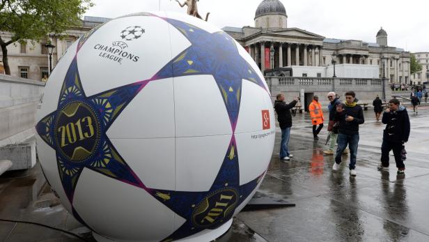 Ein riesiger Fußball mit dem UEFA Champions League Logo auf dem Trafalgar Square in London.