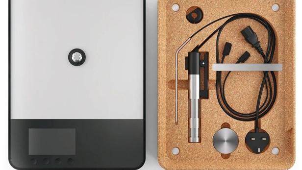 Ein Sous-Vide-Garer mit Zubehör in einer Korkbox.