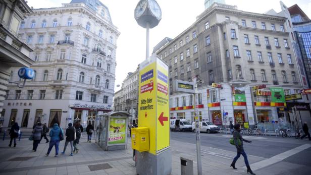 Blick auf die Mariahilfer Straße in Wien mit Passanten und Geschäften wie Libro und Cafe Ritter.