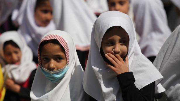 Ob Mädchen unter der Herrschaft der Taliban weiterhin Schulen besuchen dürfen, ist bis dato ungewiss