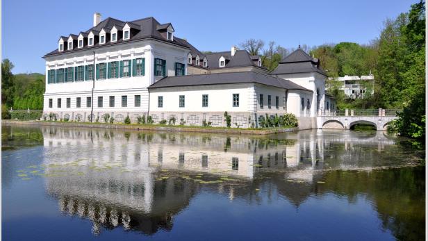 Das Schloss Anif spiegelt sich im Wassergraben.