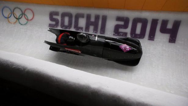 Ein Zweierbob rast die Eisbahn in Sotschi 2014 hinunter.
