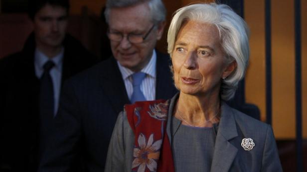 Christine Lagarde bei einer Veranstaltung mit zwei weiteren Personen im Hintergrund.