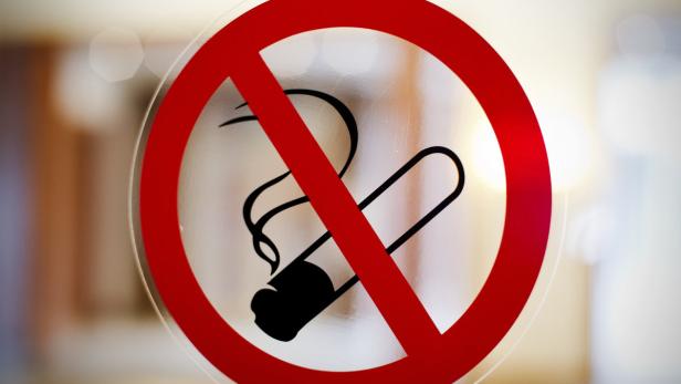 Ein rotes, rundes Schild mit einem durchgestrichenen Zigarettensymbol weist auf ein Rauchverbot hin.