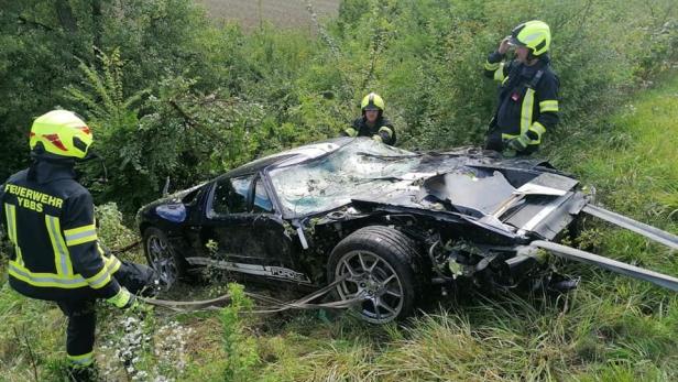 Schwerer Unfall in NÖ: Ford GT pflügte sich 150 Meter durchs Gestrüpp