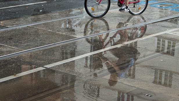 Regen, Sommerregen, Pfüze, Radfahrer, Spiegelung, Unwetter, Sommer, Wien
