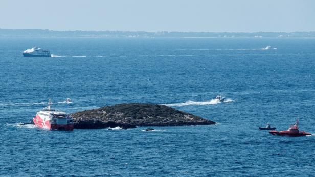 A ferry crashes into an islet in Ibiza A ferry crashes into an islet in Ibiza