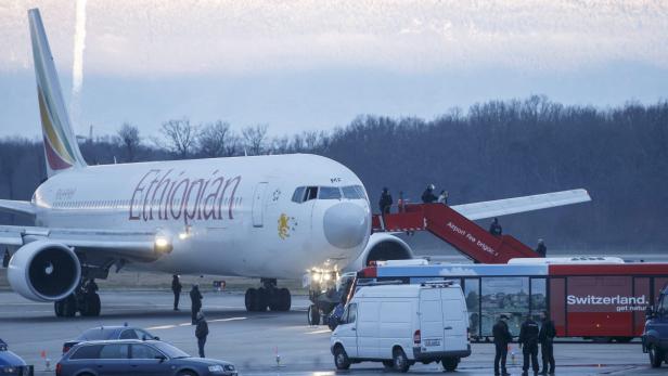 Ein Flugzeug der Ethiopian Airlines steht auf dem Rollfeld, umgeben von Einsatzfahrzeugen.