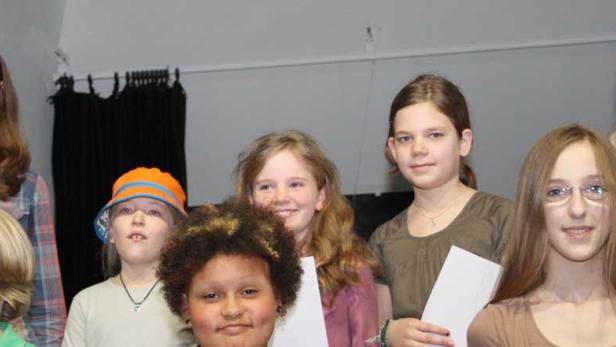 Eine Gruppe von acht Jugendlichen unterschiedlichen Alters steht zusammen.