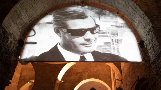 Der unvergessene Marcello Mastroianni, der große Fellini-Hauptdarsteller, in einer zentralen Projektion im Museum.