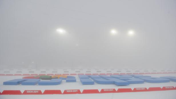 Dichte Nebel hüllt die olympischen Ringe und den Schriftzug „Sotschi 2014“ ein.