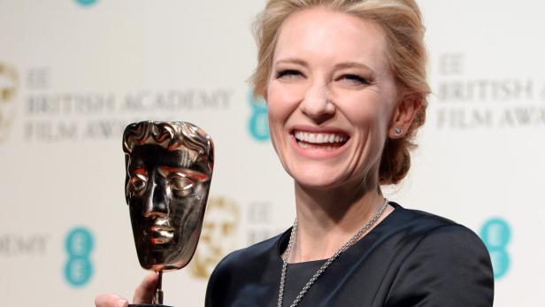 Cate Blanchett lächelt mit einer BAFTA-Trophäe in der Hand.