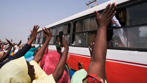 Eltern jubeln nach der Freilassung ihrer Kinder in Katsina