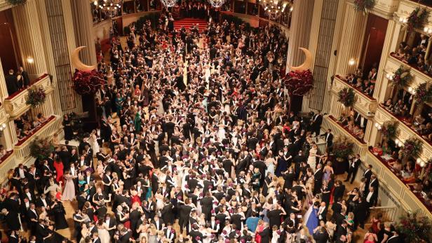 Der Opernball findet traditionell immer am letzten Donnerstag vor dem Aschermittwoch in der Wiener Staatsoper statt.