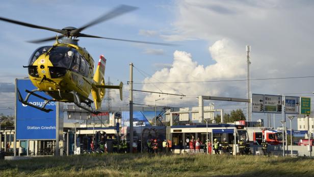 Tirolerin in Wiener Neudorf von Lokalbahn erfasst und schwer verletzt