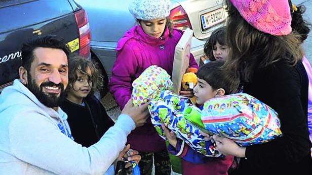 Seit eineinhalb Jahren bringt Fadi Merza Spenden nach Traiskirchen, zu Weihnachten auch Geschenke.