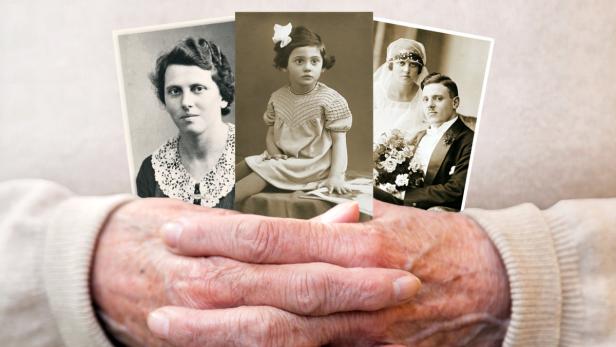 Alte Hände halten drei historische Schwarzweißfotos von einer Frau, einem Mädchen und einem Brautpaar.