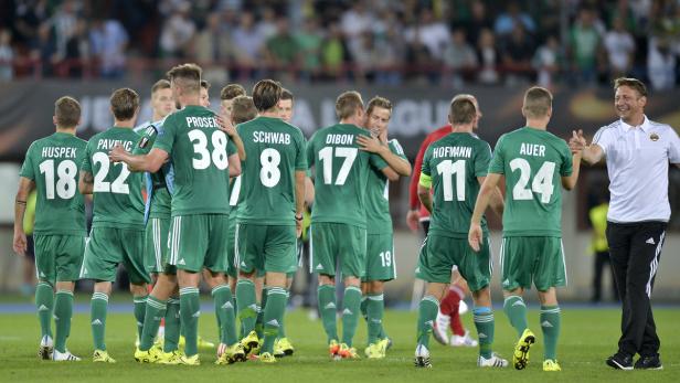 UEFA EUROPA LEAGUE: SK RAPID WIEN - VILLARREAL CF Nummern-Revue: Die Rapidler fädelten sich nach dem 2:1 gegen Villarreal zum ausführlichen Jubeln mit den 36.200 Fans auf, Trainer Zoran Barisic (re.) gratulierte sich von rechts nach links durch die Mannschaft