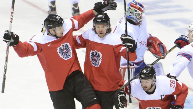 Österreichische Hockeyspieler jubeln auf dem Eis.
