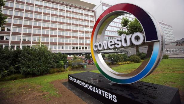 Das Covestro-Logo vor dem Hauptsitz des Unternehmens.