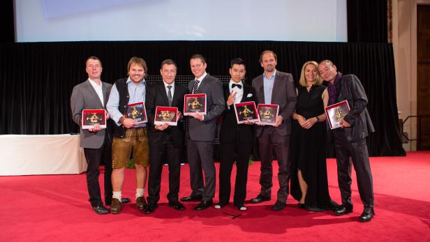 Gruppenbild mit Siegern: Die Gewinner der Trophée Gourmet 2013. Nikolaus Moser (Winzer),&nbsp;Erwin Werlberger (Österreichische Küche),&nbsp; Juan Roca (Ehren-Trophée), Alexander Fankhauser (Kreative Küche), Martino Ho (Szene),&nbsp; Helmut Gragger (Produzent) , Moderatorin Barbara van Melle und&nbsp; Simon Xie Hong (Publikumspreis),