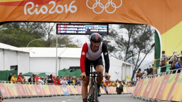 Fabian Cancellara überquert die Ziellinie bei den Olympischen Spielen 2016 in Rio.