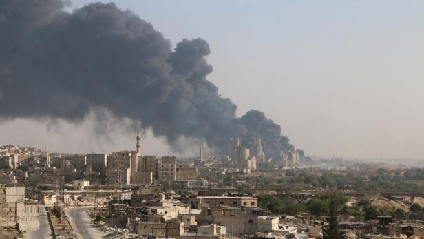 A general view shows rising smoke from a Syrian re Bilder von Aleppo, eine Zementfabrik wurde in Brand geschossen.