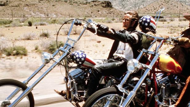 Zur ARTE-Sendung Auf den Spuren von Easy Rider (1/4): Born To Be Wild 3: Peter Fonda als Wyatt (li.) und Dennis Hopper als Billy (re.) © Laszlo Kovacs Foto: ZDF Honorarfreie Verwendung nur im Zusammenhang mit genannter Sendung und bei folgender Nennung &quot;Bild: Sendeanstalt/Copyright&quot;. Andere Verwendungen nur nach vorheriger Absprache: ARTE-Bildredaktion, Silke Wölk Tel.: +33 3 881 422 25, E-Mail: bildredaktion@arte.tv