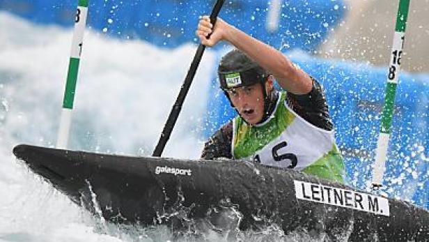 Manuel Leitner beim Kanuslalom in einem Wildwasserkanal.