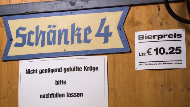 Ein Schild weist auf die „Schänke 4“ hin, daneben ein Aushang mit dem Bierpreis von 10,25 € pro Liter.