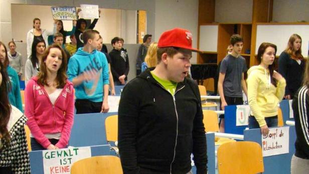 Kopie von Ich mache die Welt, Macht Schule Theater, Wiener Festwochen Ja?! Nein?! Protest