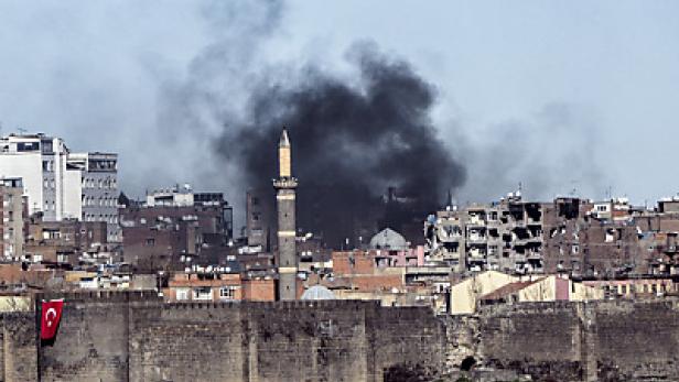 In Diyarbakir wird immer noch gekämpft Mindestens sechs Tote bei Anschlägen in der Südosttürkei