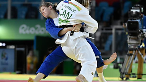 Graf (in blau) hatte mit Kelita Zupancic (CAN) schwer zu kämpfen Judoka Bernadette Graf kämpft um Bronze