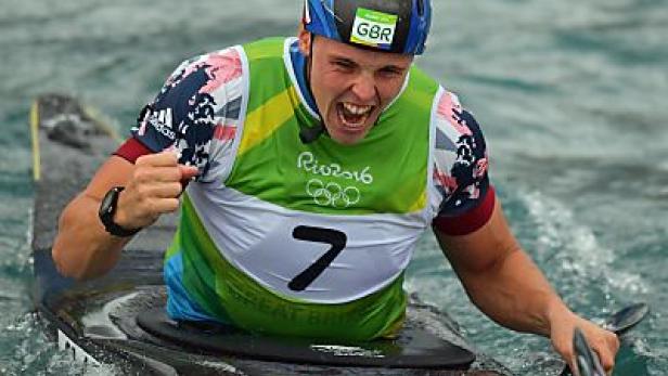 Ein Kanuslalomfahrer jubelt während eines Wettkampfs in Rio 2016.