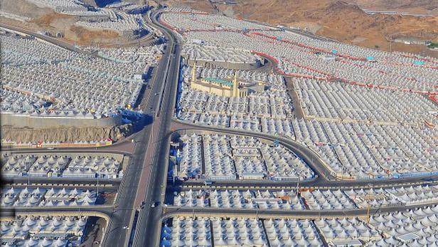 Zelte, so weit das Auge reicht – aber nicht für Flüchtlinge aus Syrien, sondern für Pilger.