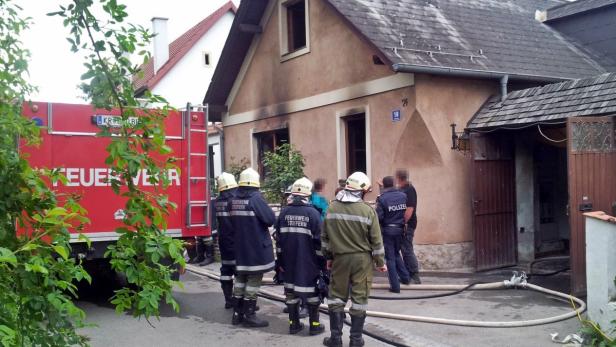 Ein Feuerwehreinsatz an einem Wohnhaus mit Brandschaden an der Fassade.