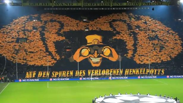 Eine Choreografie der BVB-Fans mit dem Schriftzug „Auf den Spuren des verlorenen Henkelpotts“.