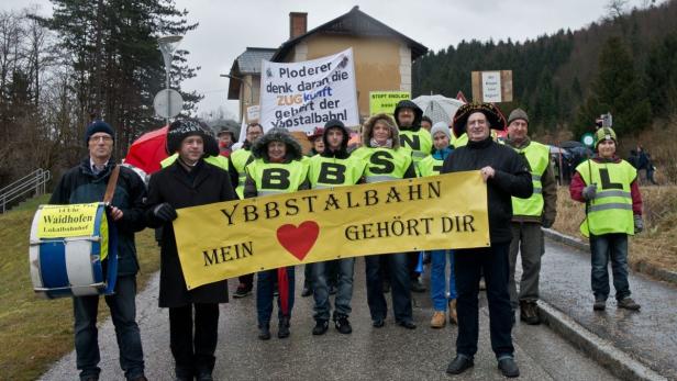 Demonstration für den Erhalt der Ybbstalbahn mit Transparenten und gelben Westen.