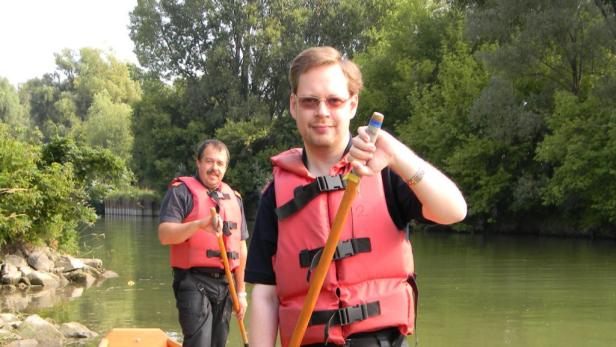 Pater Pius kämpft mit dem nassen Element