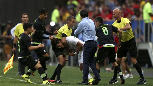 Während eines Fußballspiels kommt es zu einer Auseinandersetzung zwischen Spielern und Schiedsrichtern.