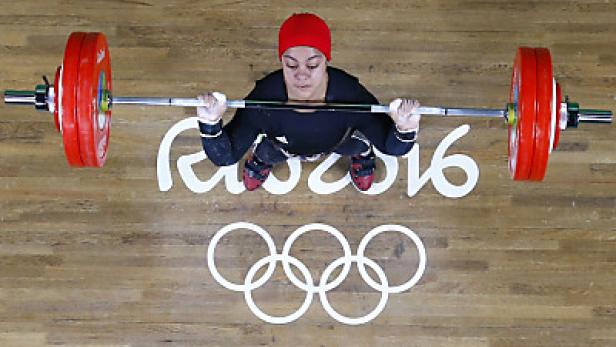 Eine Gewichtheberin bei den Olympischen Spielen 2016 in Rio de Janeiro.