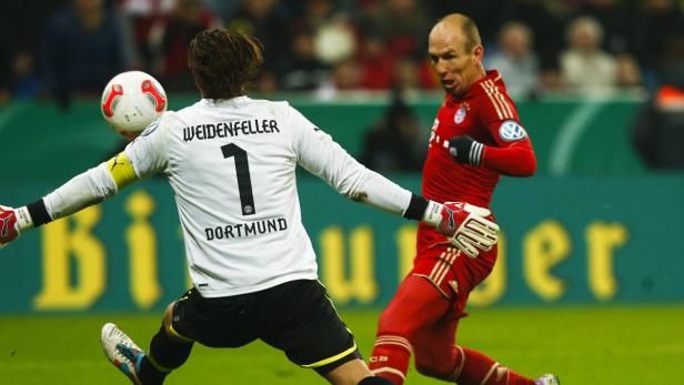 Bayern Munich&#039;s Arjen Robben challenges Borussia Dortmund goalkeeper Roman Weidenfeller during their German soccer cup, DFB Pokal, quarter final match in Munich February 27, 2013. REUTERS/Michael Dalder (GERMANY - Tags: SPORT SOCCER) DFB RULES PROHIBIT USE IN MMS SERVICES VIA HANDHELD DEVICES UNTIL TWO HOURS AFTER A MATCH AND ANY USAGE ON INTERNET OR ONLINE MEDIA SIMULATING VIDEO FOOTAGE DURING THE MATCH