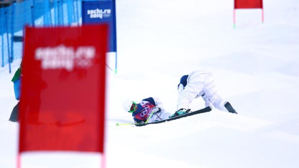 Ein Skifahrer stürzt während eines Wettbewerbs in Sotschi.