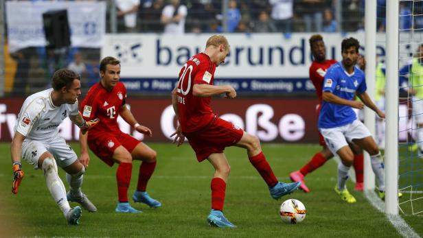György Garics (re.) versucht auf der Linie zu retten, was nicht mehr zu retten ist - Sebastian Rode trifft zum 3:0 für die Bayern.