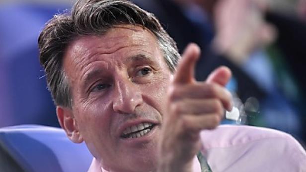 Sebastian Coe gestikuliert mit dem Finger.